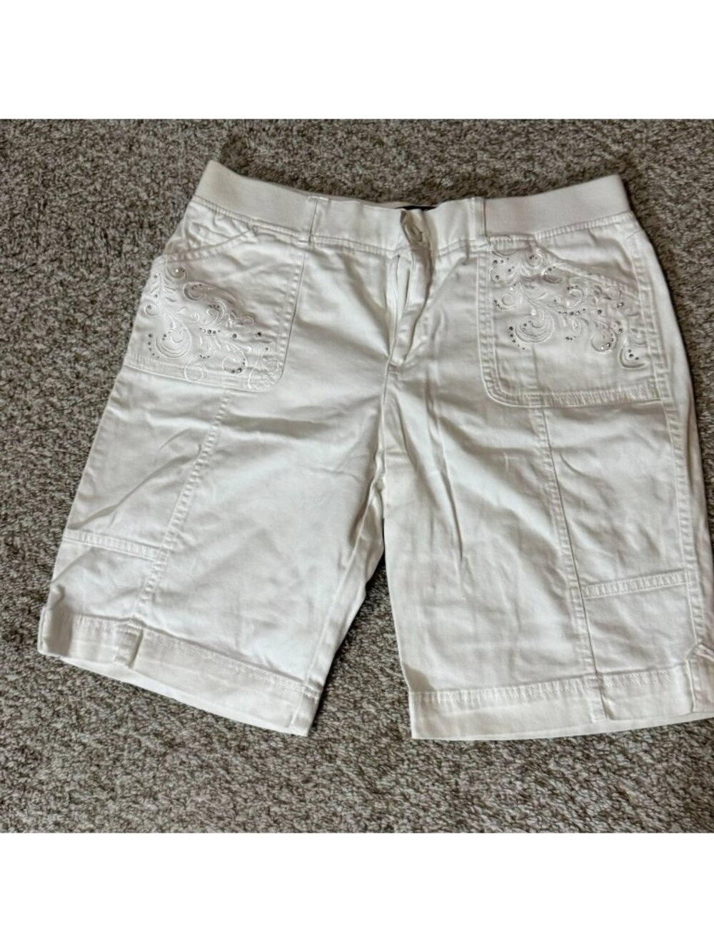 Gloria Vanderbilt Women's White Embroidered Rhinestone Bermuda Shorts Size 10